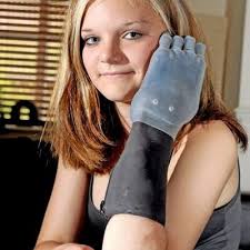 Chloe Holmes (@THEBIONICGURL)