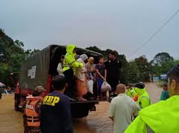 © provided by berita harian penduduk setempat, muhammad aiman razali, 18, mengangkat pasu bunga milik ibunya yang dihanyutkan banjir ketika tinjauan di taman murni permai, tok jembal malam tadi. Tempoh Banjir Di Terengganu Diramal Lebih Panjang