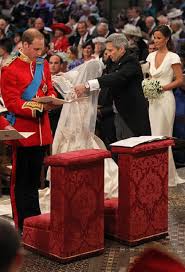 Prinz william und kate haben sich das jawort gegeben. Prince William And Kate Middleton At The Westminster Abbey Alter Kate Middleton Hochzeit Hochzeit Prinz William Prinz William Und Kate