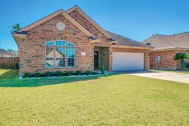 10 miles to lake jackson, where there's plenty of shopping, including walmart, & restaurants. 54 Tangerine Court Lake Jackson Tx The Selig Group