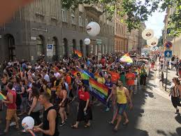 A felvonuláshoz csatlakozhat bárki, aki egyetért a budapest pride céljával és eszmeiségével és minden helyzetben erőszakmentesen és békésen viselkedik. Tobb Ezren Vettek Reszt A 24 Budapest Prideon Percrol Percre A Mercen Merce