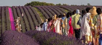 Pour cette collection anniversaire baptisée « coup de soleil », très cohérente, il n'a pas regardé en arrière. Jacquemus Fete Ses 10 Ans Dans Les Champs De Lavande En Provence