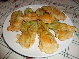 In una padella metti a scaldare l'olio per la frittura. Fiori Di Zucca Fritti In Pastella Alla Romana La Cucina Di Bacco