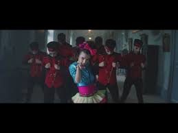 These are layered alongside perfume notes of delicious spun sugar and sensual warm vanilla. La Vie Est Belle Paroles Nassi Video Lyric Greatsong