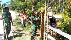 Sambut Natal, Babinsa Bantu Warga Membuat Pagar Rumah di Kampung Warbor -  LiraNews.com