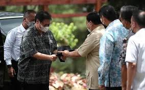 Artikel ini berfokus pada konsep menguntit. Survei Terbaru Prabowo Makin Kokoh Ganjar Menguntit Puan Jauh Tertinggal Kabar24 Bisnis Com