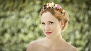 Seitlich eingedrehte strähnen, welche am hinterkopf befestigt werden, sind einfach umzusetzen und sehen hinreißend aus. Oktoberfest Dirndl Frisuren Fur Kurze Haare