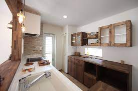 アンティークとグリーンが映えるカフェスタイルな家 ゼストの写真集 倉敷市 注文住宅 工務店 家 キッチンデザイン リビング 吹き抜け 照明