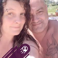 Kennt dier wegl froen wei een kann geint Schwaarzarbescht erfirgoen. Dei  Persoun kritt zu 99% RMG an geht fir 12,50€ dei ganz Woch bei Leit Schwaarz  schaffen.