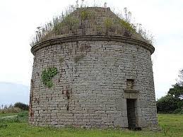 Les Secrets D Un Pigeonnier Le Colombier De Lanhalla Le Kouldry Pigeonnier Belles Pierres Tourelle