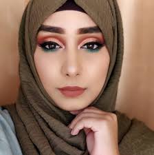 Today's #WCW is spiced real nice in a flawless orange sheen with a pop of  teal green 💙💚🧡✨ using our Cream to Powder Foundation, Buttercup Setting  Powder, Matte Face Powder and I'm