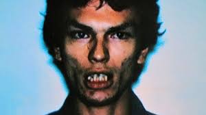Hij klauwde letterlijk haar ogen uit”: het gruwelijke verhaal van satanist  Richard Ramirez, de 'Night Stalker'