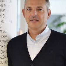 Servus aus dem Münchner Office!!! 💻👥 Schaut auf unserer Karriereseite  nach. Wir freuen uns, wenn Ihr Lust habt, das Office mit uns und noch mehr  Leben zu füllen. 💛 💙 Bis bald