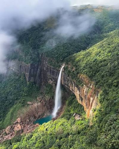 Nohkalikai Falls - where crystal waters cascade from great heights, revealing the untouched charm of Meghalaya's wilderness. 📍Cherrapunji, Meghalaya To get featured on our page, tag us in your photos/videos. IC: vani_shahh #
