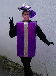 Faschingskostum Paket Grossen Karton Besorgen Mit Geschenkfolie Damit Es Wetterfest Wird Einpacken Kopf Und Arml Haarnadeln Grosse Schleife Faschingskostume