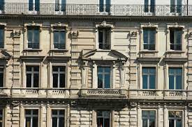 Les rues étaient étroites et sinueuses à paris en 1850. Le Style Haussmannien A Nice France Vorbild Architecture Vorbild Architecture