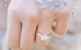 Disebut juga kawin mut'ah atau kawin sementara, atau kawin terputus, atau kawin wisata atau yang lebih populer disebut kawin kontrak adalah kawin yang dibuat atas dasar kontrak atau perjanjian, yang jangka waktunya terserah perjanjian yang disetujui oleh kedua belah pihak. Janji Yang Diingkari