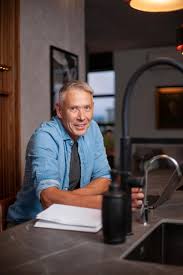 Da Eivind Holte (59) bygde om den 30 kvm. store leiligheten, måtte han  tenke plasseffektivt. Se de smarte løsningene.