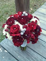 When using large flowers like hydrangeas with smaller flowers like roses, threading is an effective technique to create and even patterned bouquet. Red Roses Silver Burnia Hydrangea And Dahlia Bridal Bouquet Wedding Bouquets Floral Wreath