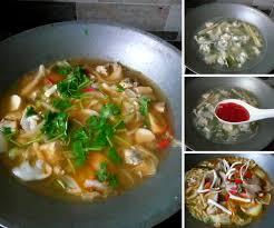 Taruh sedikit minyak sayur di wajan , setelah panas tuang telur yg sdh dikocok tadi setelah wangi , masukkan udang , cumi tadi ,lalu masukkan nasi yg sdh di siapkan tadi. Resipi Tomyam Ayam Ekspress Tanpa Guna Pes Cepat Sedap