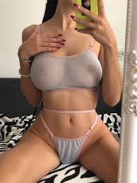 Tu nena tetona con barriga en forma y fantasías cachondas