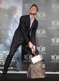 Самые новые твиты от tom hiddleston (@twhiddleston): Tom Hiddlston Stanceval Vo Vremya Promo Tura Novogo Tora Video Novosti Na Film Pro