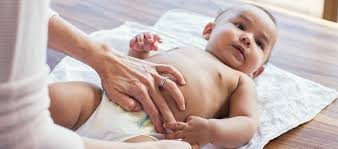 Die windeldermatitis ist eine entzündung der zarten babyhaut im windelbereich. Windeldermatitis Ein Wunder Baby Po Was Tun Pampers