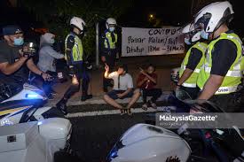 43.seperti rumput di tepi jalan maksud : Sekali Air Bah Pantai Pun Berubah