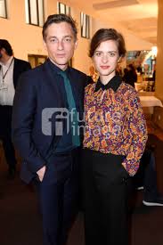 Die enthüllungen rund um die hintergründe der kampagne #allesdichtmachen nehmen kein ende. Fg On Screen Couple Liv Lisa Fries And Volker Bruch Von Babylon Berlin Kibbe