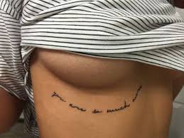 Apr 09, 2020 · antes de profundizar, vale la pena señalar que los tatuajes debajo del pecho se encuentran en el torso, debajo de la curva inferior de los senos. 10 Tatuajes De Frases Grandes Y Pequenas Debajo De Los Senos