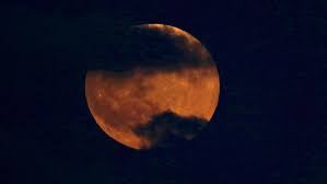 Gerhana bulan terjadi manakala sebagian atau seluruh penampang bulan tertutup oleh bayangan bumi, sedangkan gerhana matahari terjadi manakala sebagian atau seluruh. Fakta Vs Mitos Gerhana Bulan Merah Darah Adalah Pertanda Kiamat Global Liputan6 Com
