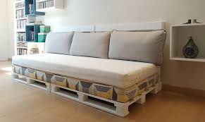 Cuscino spalliera per divano sofa in euro pallets idrorepellente colore a righe bianco e arancio. Come Realizzare Un Divano Fai Da Te Con I Pallet Casafacile