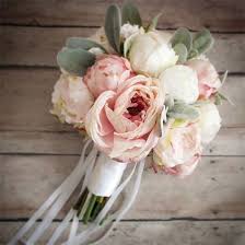 L'orchidea rosa è simbolo di affetto e amore e viene spesso regalata al 14° anniversario di matrimonio, mentre quella gialla o color crema è adatta per il 28°. Bouquet Sposa Fiori Idee E Significato Fausto Sari