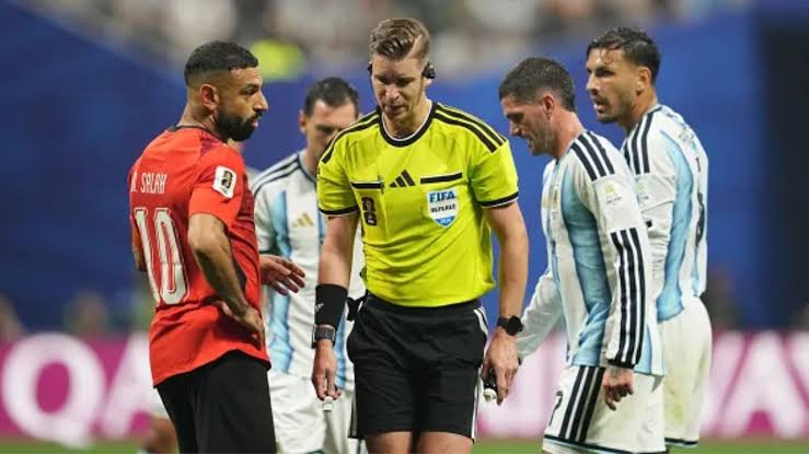 FIFA toma medida con el árbitro del polémico Argentina vs. Egipto