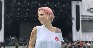 Catarina miranda is a famous blogger. Catarina Miranda Sai Da Radio Comercial Nit