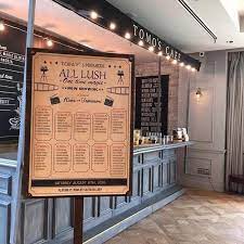 ゲストテーブルを映画館のスクリーンに見立てて作られた席次表は ご新郎さまがデザインされました アメリカのヴィンテージ映画のようで素敵です 席次表 デザイン 映画がテーマの結婚式 ウェディング 映画