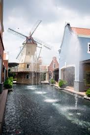 The outlet opened its doors yesterday and there are many people still not aware of this new outlet. A Famosa Outlet Food