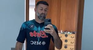 Siti per personalizza la nuove thailandia maglia della ssc napoli per uomo 2019 2020 2021 thailandia negozi calcetto. Burlon Con La Maglia Del Napoli E In Vendita Per I Tifosi A 210 Euro Il Mattino It