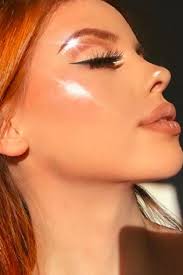 Elle Devoile Son Astuce Simplissime Pour Un Highlighter On Fleek Maquillage Astuces Aufeminin