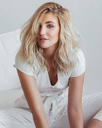 32a, data urodzenia, kolor włosów, kolor oczu, narodowość. Sophie Nelisse On Instagram Always Classy Never Trashy And A Little Bit Sassy Emihebert Hair Romainlemoe Sophie Nelisse Celebrities Female Cute Faces