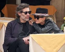 Suivez moi sur twitter @lhallyday. Laeticia Hallyday And Jalil Lespert Out In Rome 11 02 2020 In 2020 Celebrity Pictures Celebrities Celebrity Street Style