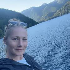 Robot vacuum for in-ground gunite pool with tanning ledge