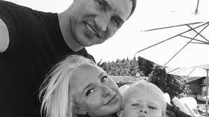 Бывший чемпион мира в тяжелом весе, мэр киева виталий кличко показал, как выглядит его младший сын. Vladimir Klichko Zabral Doch U Byvshej Vozlyublennoj Hajden Panetteri Gazeta Ru