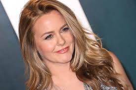Alicia Silverstone Responds to Body Shaming Comments in Viral Video - Newsweek