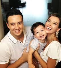 Hatice Sendil Ile Burak Sagyasar Dan Mutlu Aile Pozu Magazin Haberleri Sipsak Haberleri