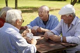 Los dardos son una clase de juegos para ancianos muy lúdicos y divertidos. Actividades Y Juegos Para Fomentar El Envejecimiento Activo