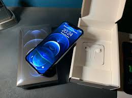 Achetez un nouvel iphone 12 ou iphone 12 mini à partir de 549,00 € en faisant reprendre votre iphone actuel. L Iphone 12 Pro Bleu Pacifique Est Arrive A La Redaction Photos Iphonote