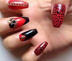 Naegel Steine Rote Naegel Mit Glitzer Attraktives Nageldesign Mit Steinen Rot Schwarz Golden Deko Nageldesign Mit Steinen Naildesign Glassteinnagel