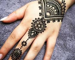 Motif henna pemula kecantikan dan keindahan henna tak jarang membuat seni lukis ini kerap dijadikan bahan pembelajaran bagi para pemula yang ingin mempraktekkan ke dalam. 60 Gambar Motif Henna Tangan Simple Terbaru Update 2018