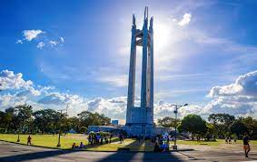 The park is located inside a large traffic circle in the shape of an ellipse and bounded by the elliptical road. Quezon Memorial Circle Justrunlah